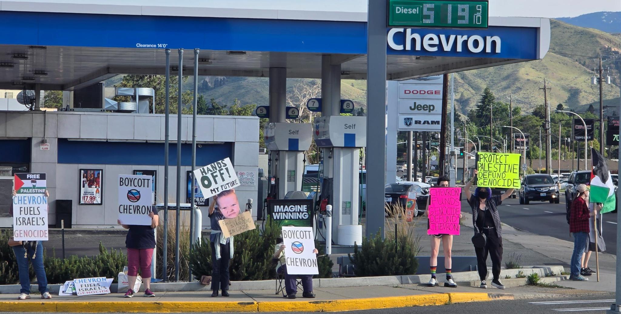 Protesters picketing the Wenatchee Che