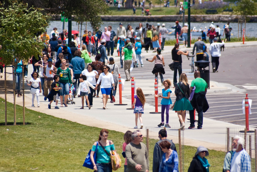 Photo people walking near the lake when it was car free