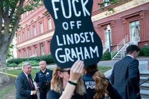 lindsey_graham_sign_STEFANI_REYNOLDS_AFP_via_Getty_Images