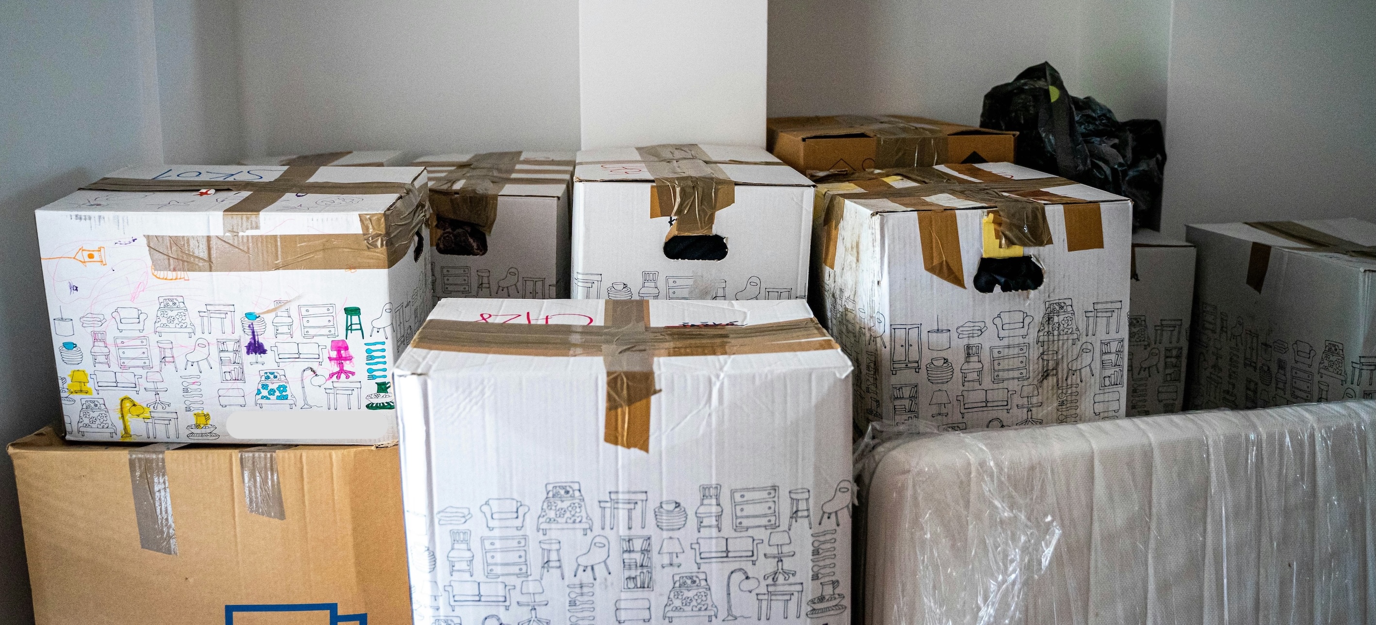 room full of packed moving moxes