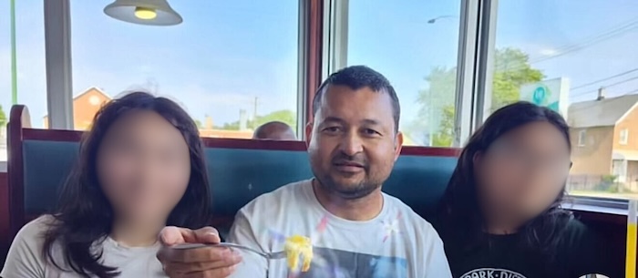 Jose Palma Mejia between his two daughters