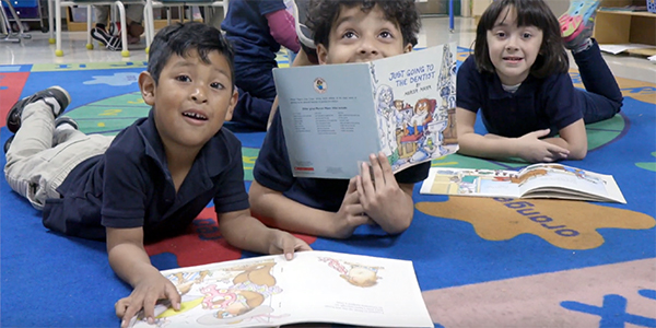 Niños leyendo