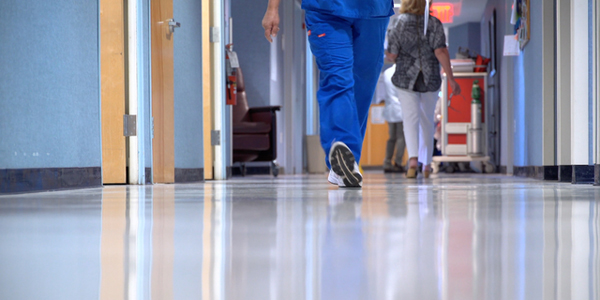 Enfermera caminando por el pasillo del hospital
