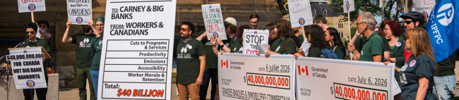 Des membres de l’ACEP et leurs alliés se rassemblent à l’extérieur avec des pancartes et une facture symbolique géante lors du lancement de la campagne de l’ACEP sur le retour au bureau. Des membres de l’ACEP et leurs alliés se rassemblent à l’extérieur avec des pancartes et une facture symbolique géante lors du lancement de la campagne de l’ACEP sur le retour au bureau.