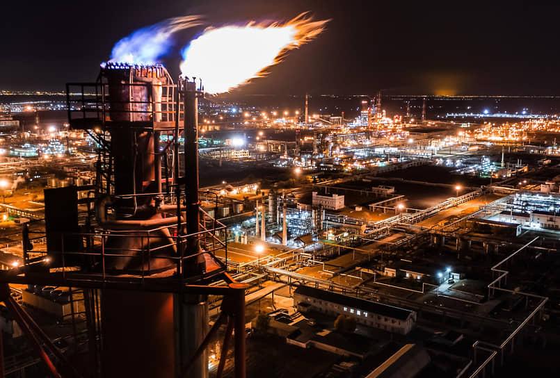 Refinery flaring against ight sky